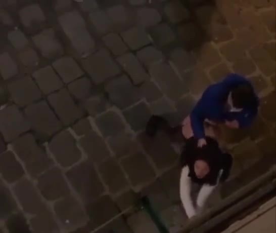 Adolescenti sorpresi a scopare per strada vengono rimproverati da un passante