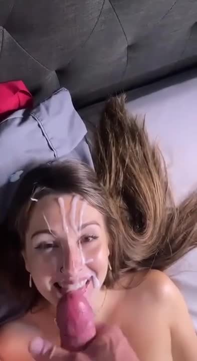 cagna adolescente viene spruzzata di sperma in faccia