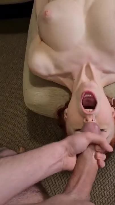 Lei apre la sua grande bocca e io le verso lo sperma addosso