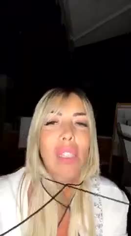 La Botto parla sporco e mostra il suo corpo da milf matura