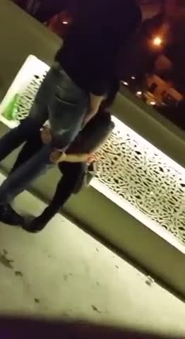 La troia mi succhia il cazzo in discoteca davanti a tutti