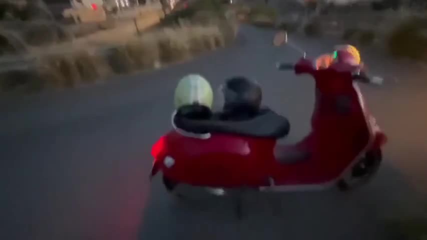 Turista asiatica ferma il suo scooter per succhiarmi il cazzo