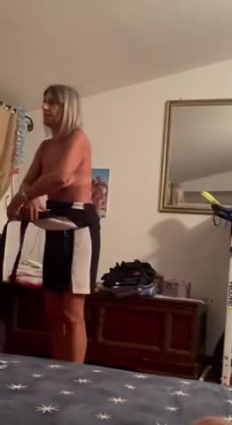 Moglie matura arrapata si spoglia dicendo che ha bisogno di cazzo stasera