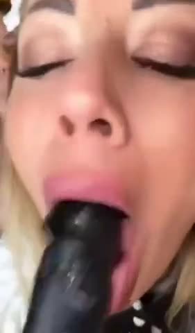 Due lesbiche che si divertono in cucina con un dildo