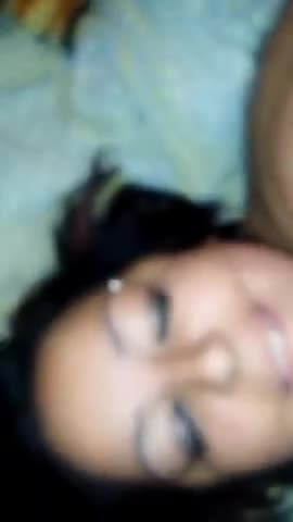 Ragazza con le tette grosse si sdraia sul letto in attesa di sborrare in viso