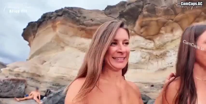 Lesbiche si masturbano con un pazzo pervertito sulla spiaggia