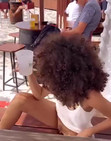 Donna ubriaca al bar si sditalina la figa e mostra le tette