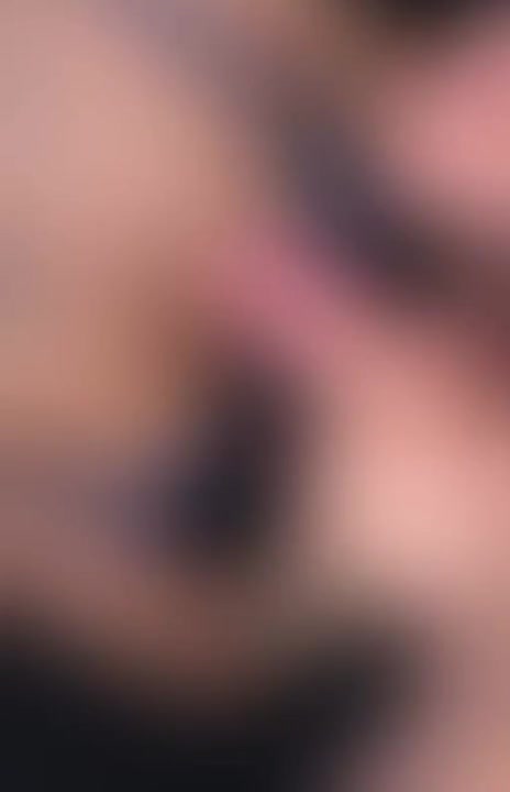 La ragazza con gli occhi sexy vuole il mio cazzo in bocca