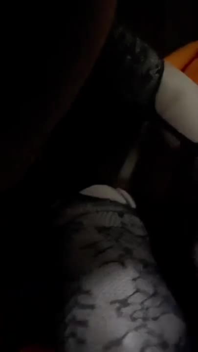 Un voyeur si avvicina di notte per scopare la sua figa bagnata senza preservativo