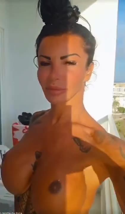 La modella trans di Napoli prende il sole in topless