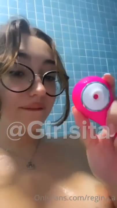 Troia nuda gioca con il dildo sulla figa sotto la doccia
