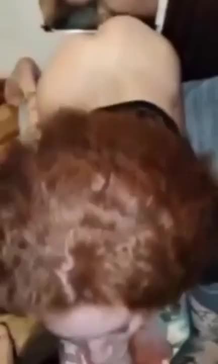 La troia mi succhia il cazzo mentre cavalca un dildo sul pavimento