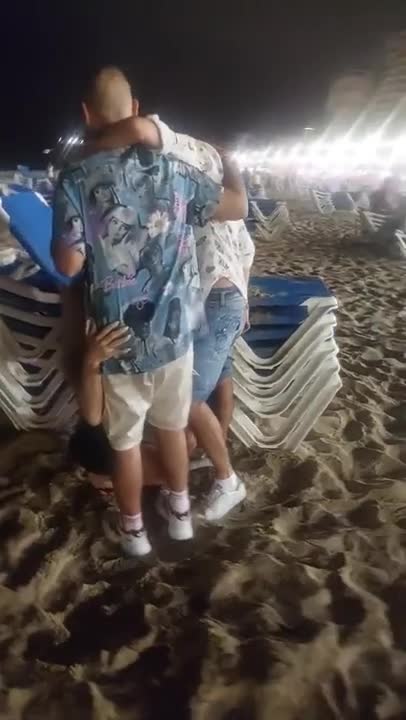 La troia succhia due uomini sulla spiaggia