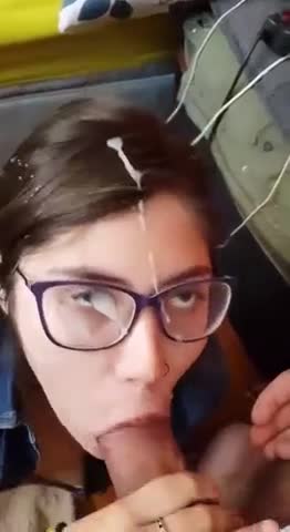 Era così sexy che ho sborrato sui suoi occhiali.