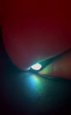 Il plug anale nel suo culo sta generando luce