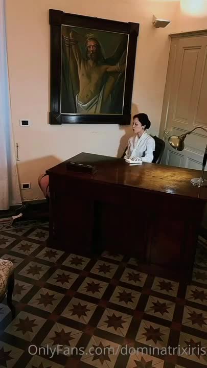 La padrona lesbica italiana domina il suo schiavo sottomesso