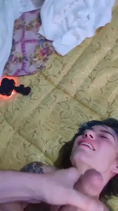 Mentre giaceva sul letto, le ho fatto un pompino in faccia