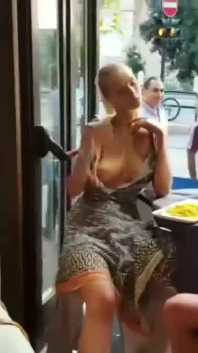 Turiste in topless per mostrare le loro tette da troia al Colosseo