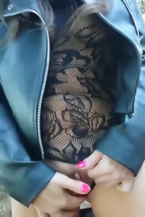 Milf pazza mostra il suo ano all’aperto