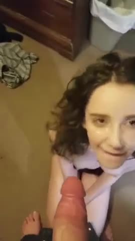 La puttana è felice dopo che ho sborrato sulla sua faccia da troia