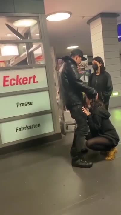 Puttana fa un pompino a due uomini mentre aspettano il treno