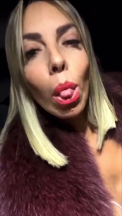 La seducente Emanuela si strofina le grandi tette in auto