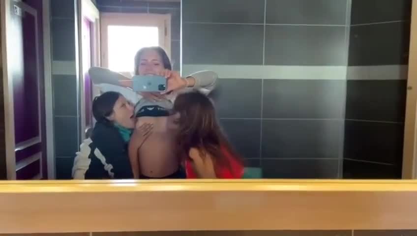 Due lesbiche succhiano le tette delle loro amiche nel water
