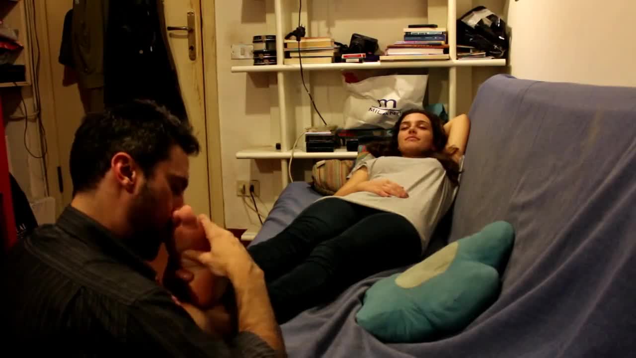 Un uomo anziano adora e lecca i piedi di una studentessa italiana