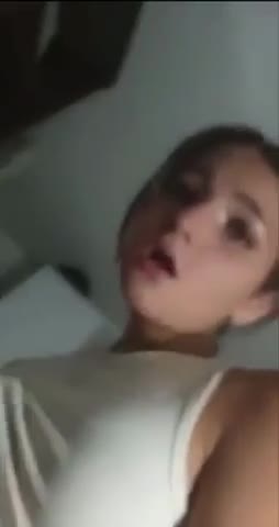 Una teenager italiana geme forte quando il culo viene scopato da un’amica
