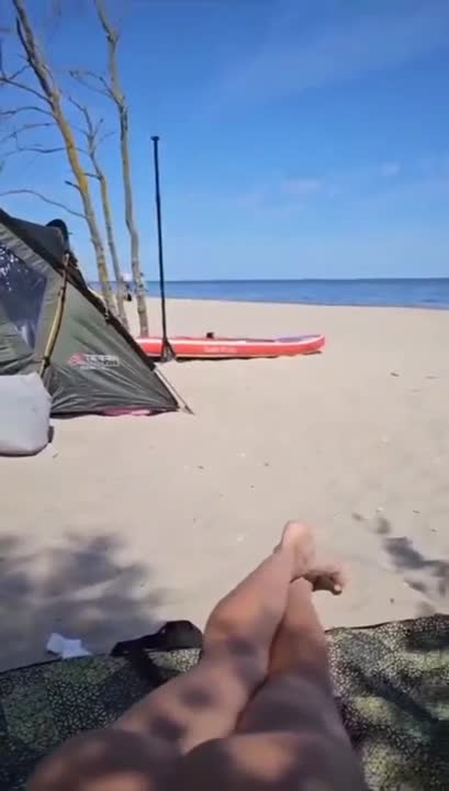 Donna nuda mi succhia il cazzo sulla spiaggia