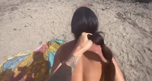 Di4bla ama farsi spaccare a pecorina sulla spiaggia