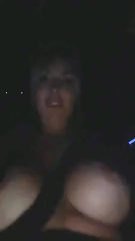 Emanuella Botto apre la sua dolce figa matura davanti alla telecamera