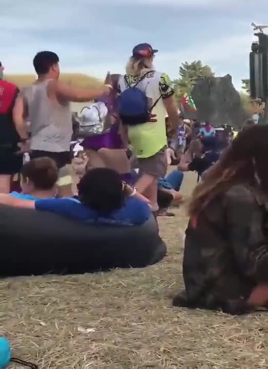 Una teenager italiana si fa leccare il culo in un rave party