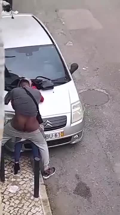 Uomo marocchino spacca il culo alle troie in mezzo alla strada