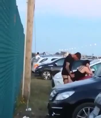 Ho beccato due adolescenti che scopavano nel parcheggio