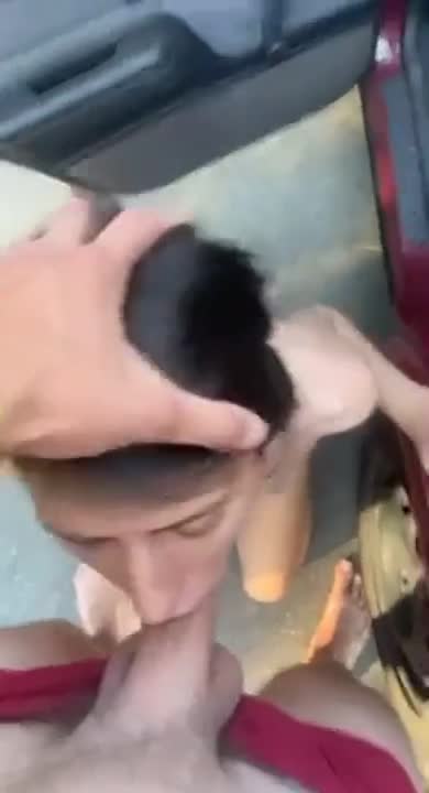 Lei è un’esperta nel succhiare e deglutire lo spermaLei è un’esperta nel succhiare e deglutire lo sperma