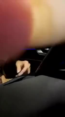 Botto gioca con il suo corpo formoso in macchina