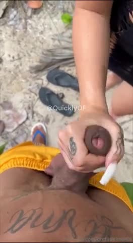 Fa una sega a un cazzo non circonciso sulla spiaggia