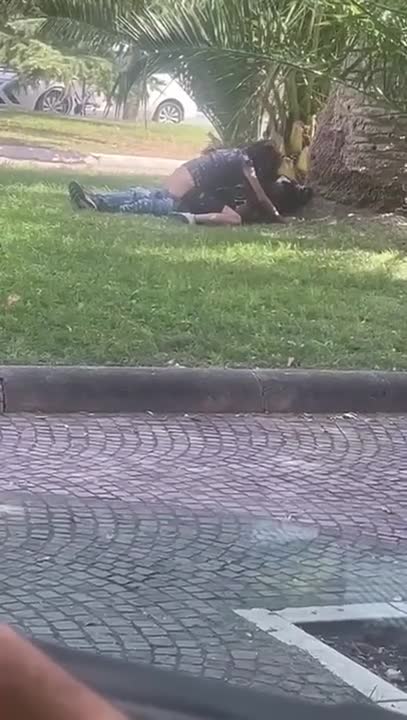 Tutti guardano la coppia di pazzi che scopa all’aperto