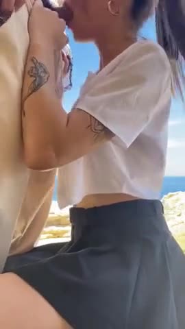 Sexy ragazza adolescente succhia il mio cazzo sulla spiaggia