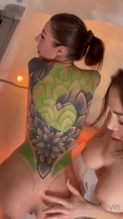 Lesbica apre il suo piccolo culo stretto