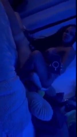 Questo ragazzo lecca l’ano di un trans mentre viene masturbato