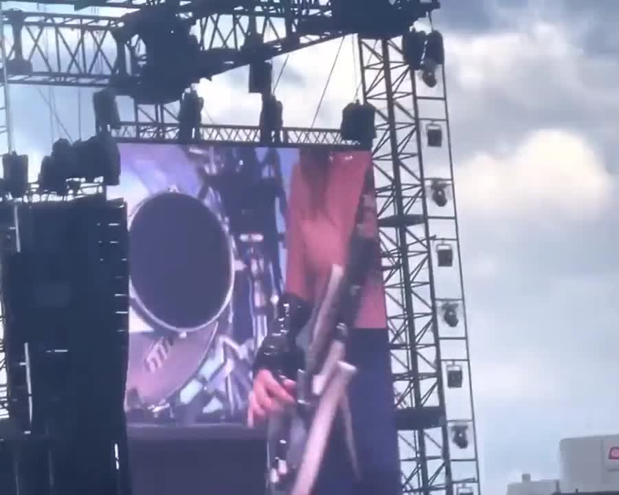 Victoria dei Maneskin si esibisce in topless in un concerto