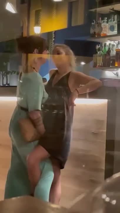 Lesbiche ubriache e arrapate si baciano e si fanno un ditalino al bar