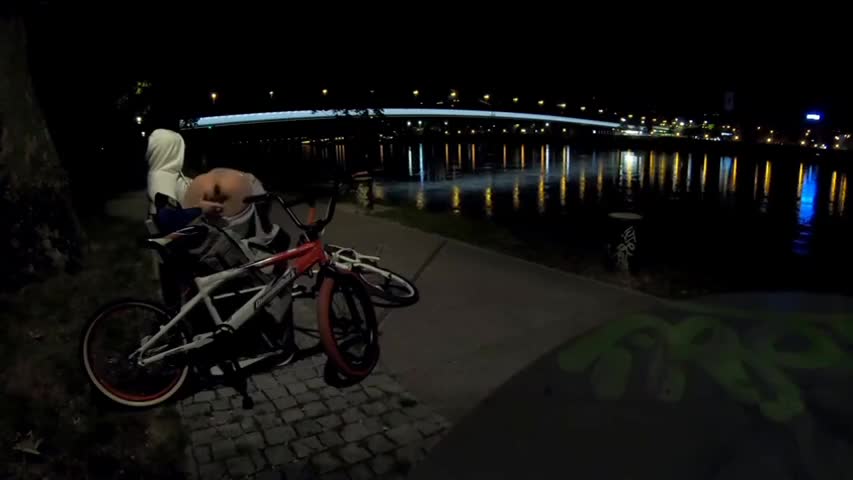 Donna arrapata cavalca il cazzo di uno sconosciuto sulla panchina di notte