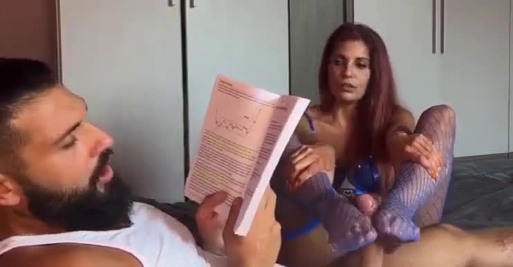 Moglie mi fa un dolce footjob prima di cavalcare il cazzo nel suo culo
