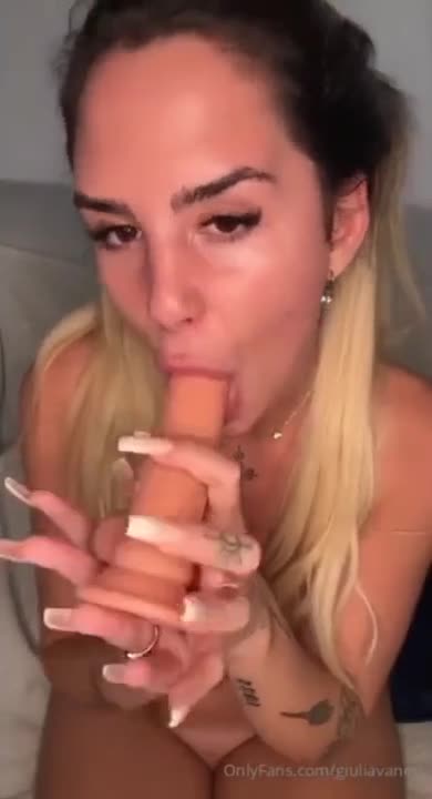 La troia si diverte con un dildo in diretta